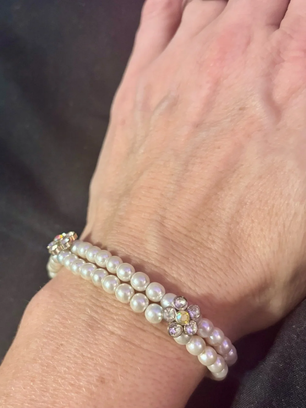 Vintage pearl stretch bracelet with flower rhinestone accents